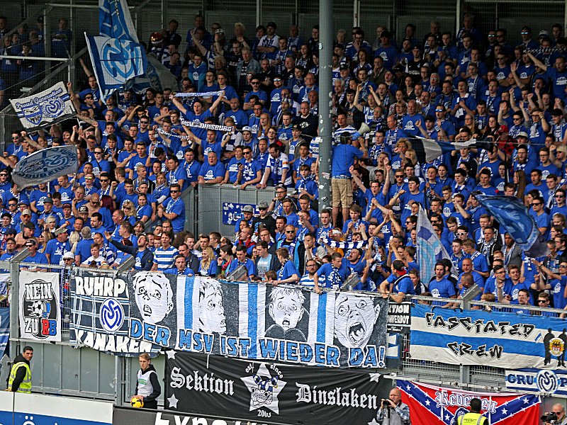 Die zahlreichen mitgereisten Duisburger Fans lie&#223;en sich die Aufstiegsstimmung durch die Niederlage nicht vermiesen.