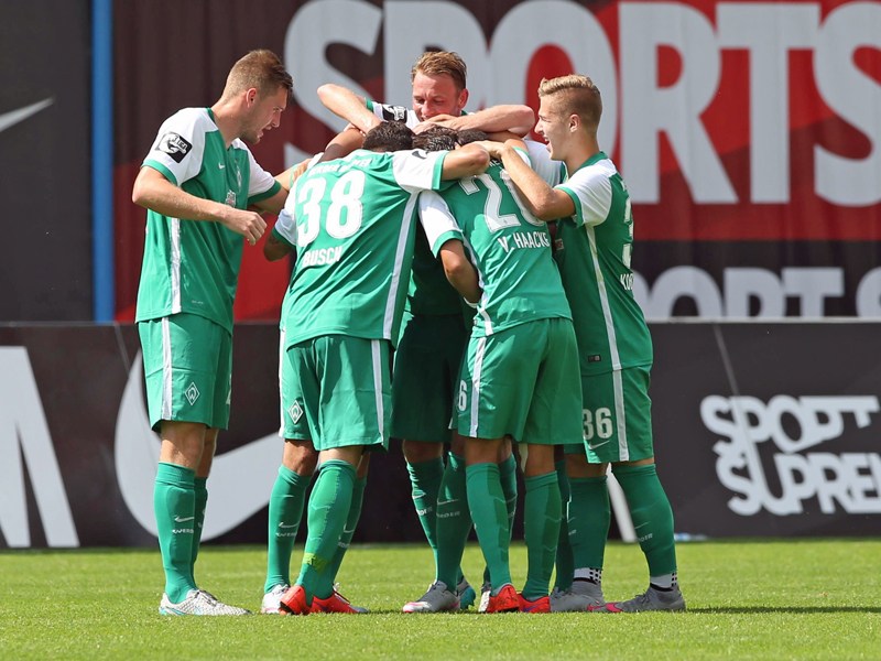 Werder Bremen II gewinnt das erste Spiel der neuen Saison, hier bejubeln die Spieler den Treffer zum zwischenzeitlichen 1:1.