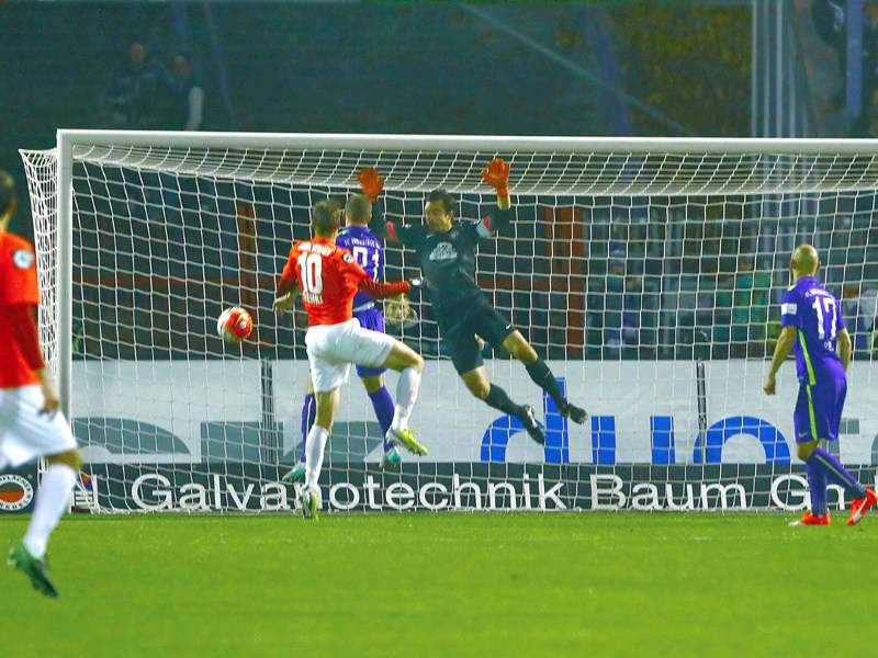 Besorgte die F&#252;hrung: Wehens Torsten Oehrl (Nummer 10).