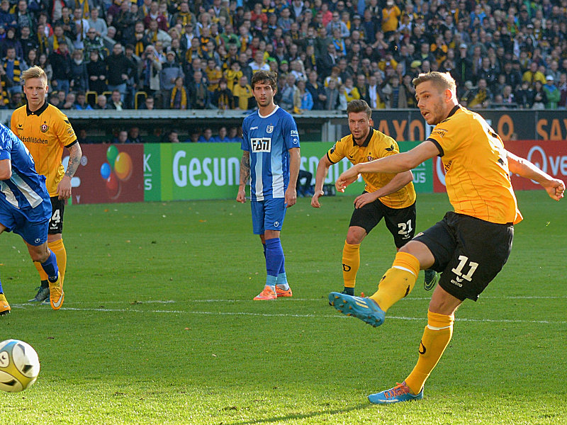 Das ist der erste Streich: Justin Eilers stellt gegen Magdeburg vom Punkt auf 1:0. 