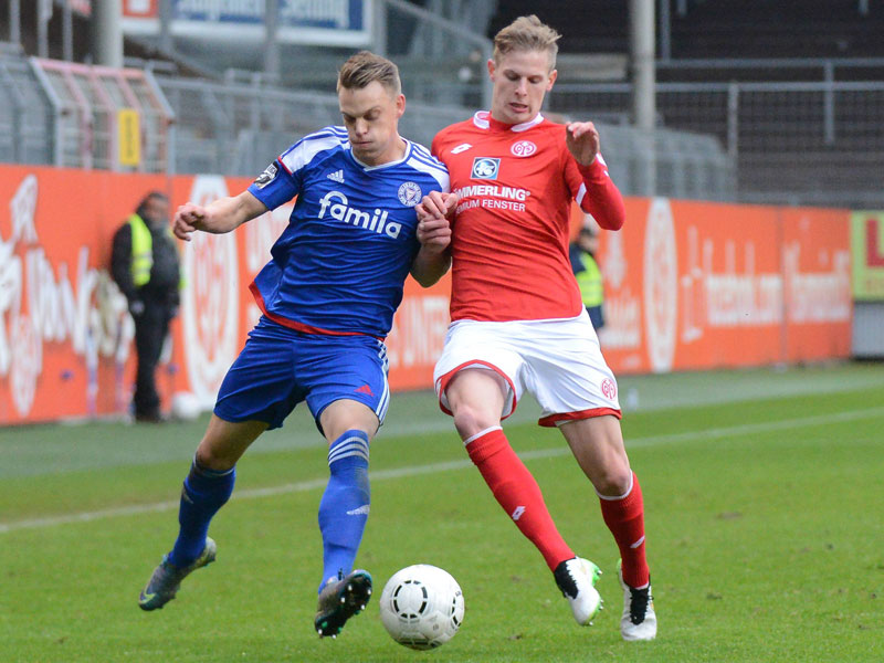 Umk&#228;mpfte Partie: Wie hier Rene Guder (li.) und Patrick Schorr schenkten sich Holstein Kiel und Mainz 05 wenig.