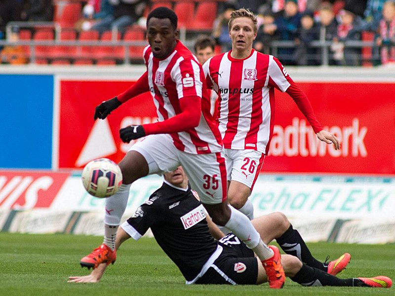 Hatte nicht das n&#246;tige Schussgl&#252;ck gegen Cottbus: HFC-Torj&#228;ger Osawe, dahinter Diring.