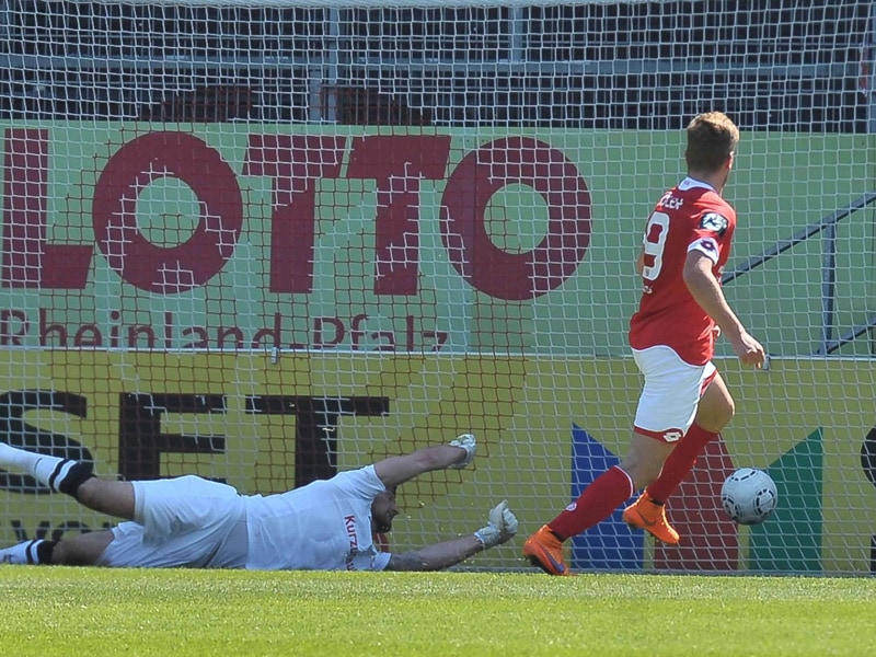 Mainz-St&#252;rmer H&#246;ler nutzt eine Unsicherheit von Brinkies und staubt zum 1:0 ab.