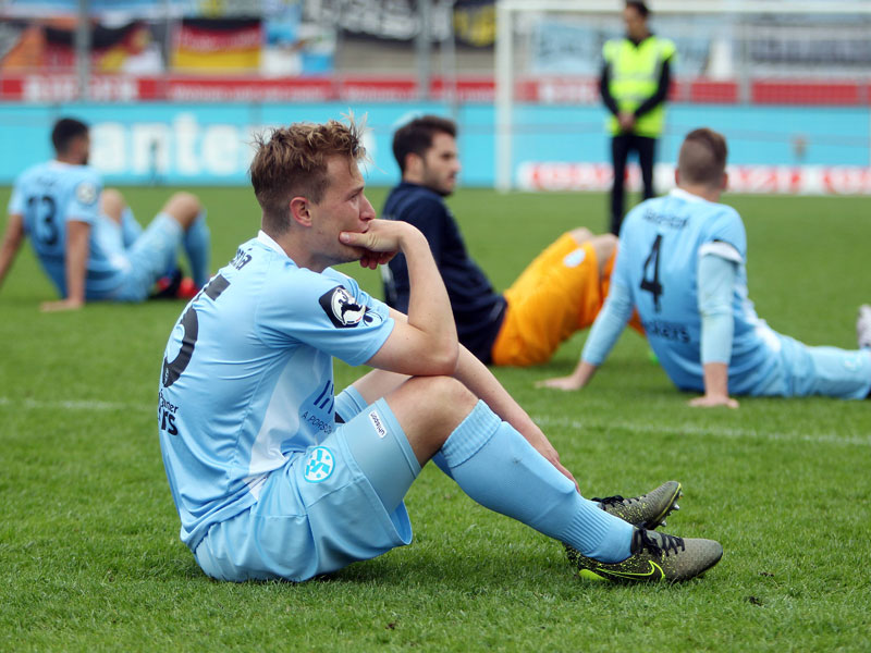 Entsetzen weit nach Schlusspfiff: Die Stuttgarter Kickers steigen im dramatischen Saisonfinish ab.