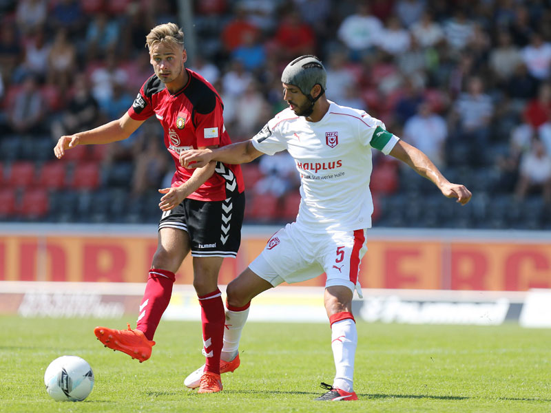 Mann des Tages: Gro&#223;aspachs Lucas R&#246;ser (l.) im Zweikampf mit Halles Klaus Gjasula.