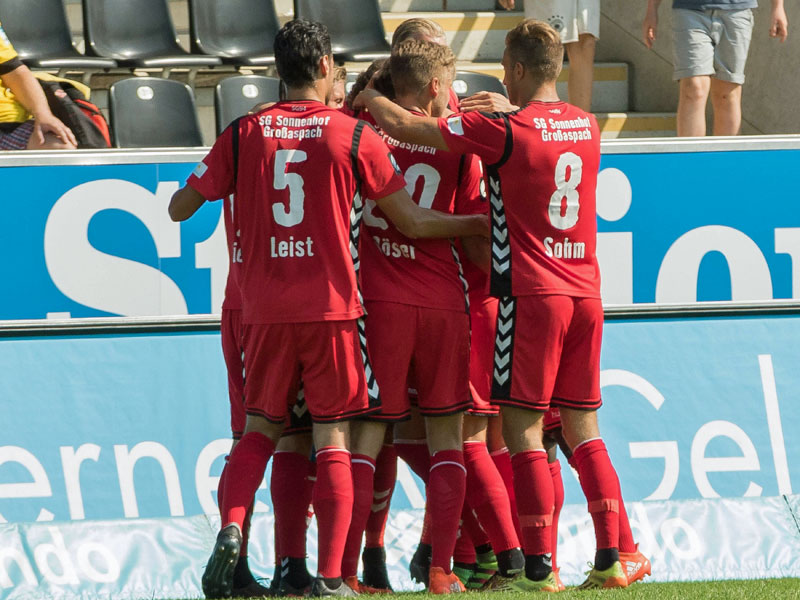 Jubeltraube nach dem 1:0: Gro&#223;aspach entf&#252;hrte aus Frankfurt alle drei Punkte.