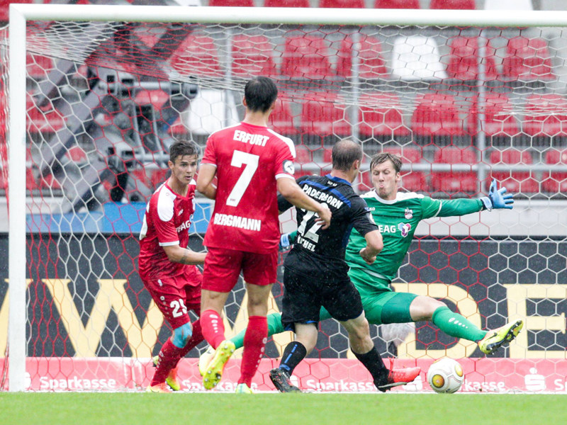 Lie&#223; Erfurts Keeper Klewin beim 2:0 keine Chance: Paderborns Sven Michel.