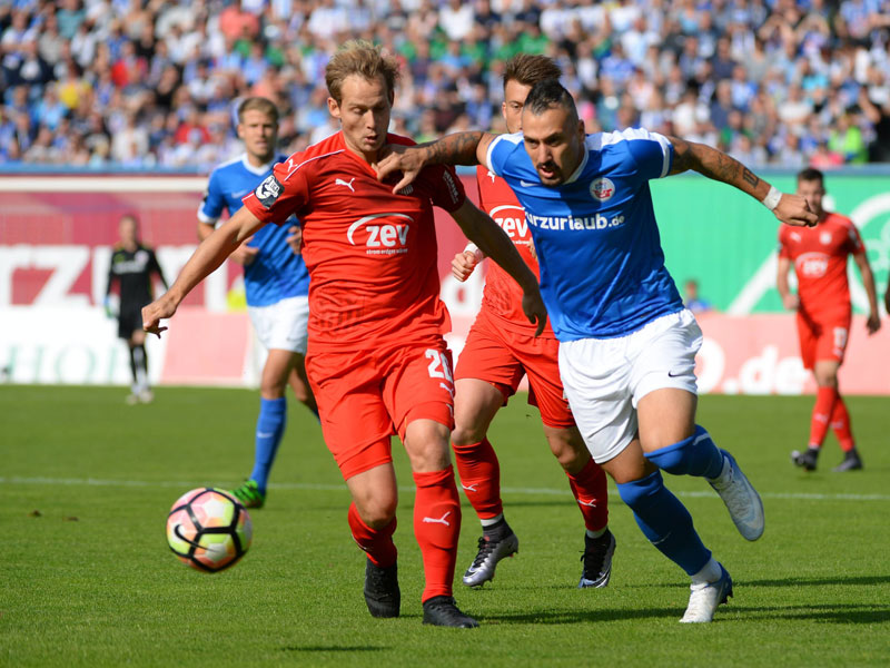 Zur&#252;ck nach Sperre und ein Aktivposten: Timo Gebhart (re.), hier im Duell mit Zwickaus Ren&#233; Lange.