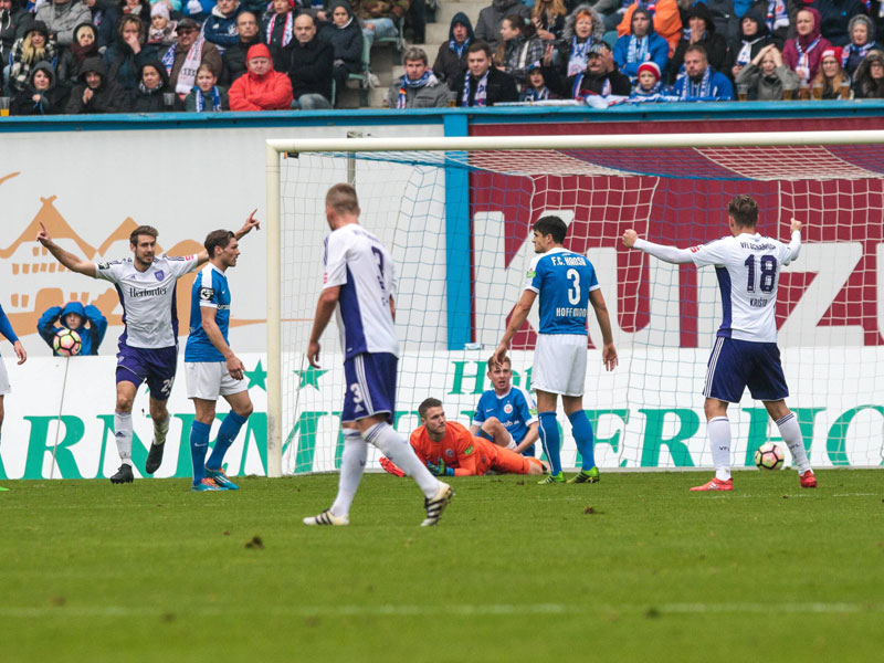 Weichenstellung: Tobias Willers (li.) bejubelt das 1:0 der Osnabr&#252;cker in Rostock.