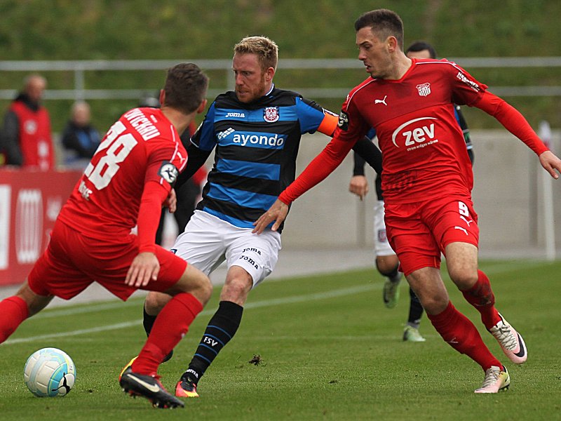 Verpasste mit seinen Kollegen beim FSV Zwickau den f&#252;nften Dreier in Serie: Patrick Ochs (Mitte).