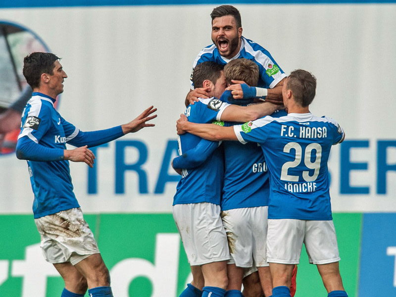 Jubel &#252;ber Grupes 1:0: Rostocks Spieler feiern die F&#252;hrung gegen Bremen II.