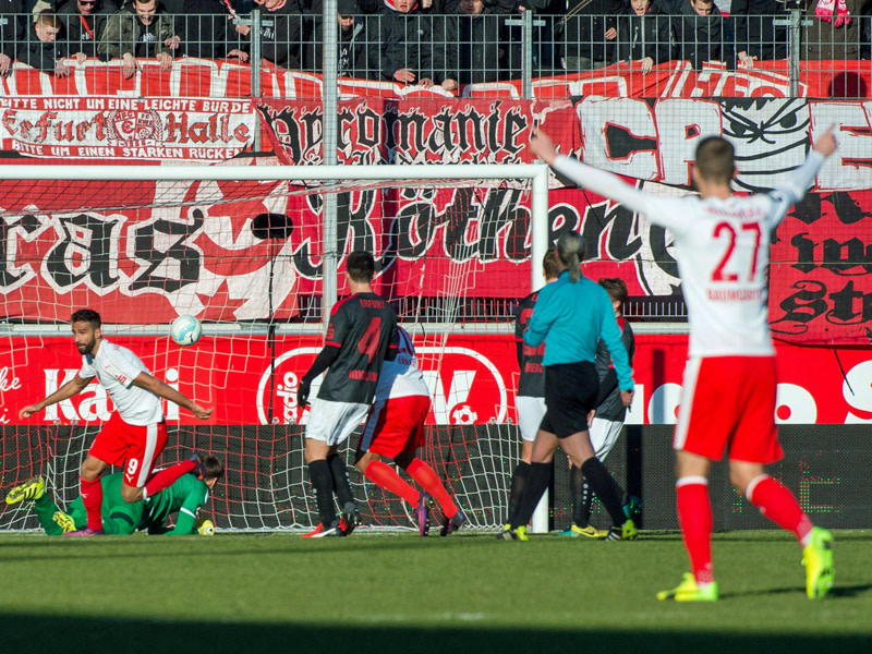 Der Ball zappelt im Netz: Halles Pintol (li.) trifft per Kopf zum 1:0 gegen Erfurt.