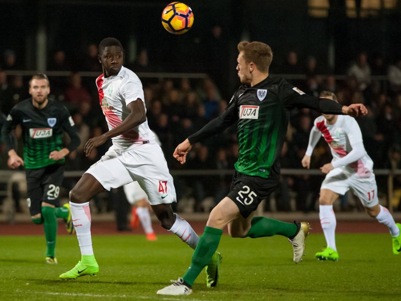 Den Ball im Blick: Bremens Ousman Manneh und M&#252;nsters Lion Schweers (r.).