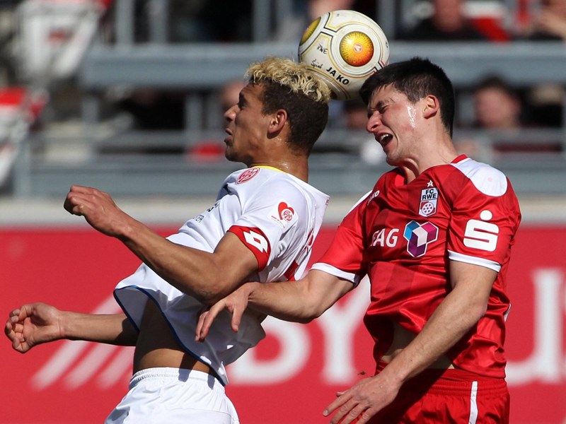 Duell ohne Sieger: Mainz&apos; Heinz M&#246;rschel (li.) gegen Erfurts Jannis Nikolaou