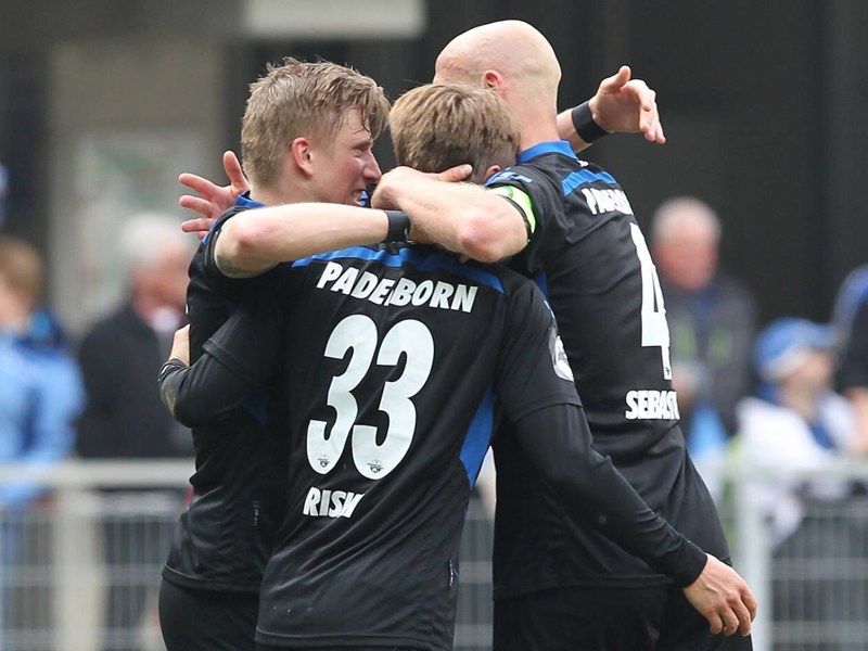 Paderborns Roope Riski (Mitte) feiert sein Tor zum 1:0 im Kellerduell gegen den FSV Frankfurt. 