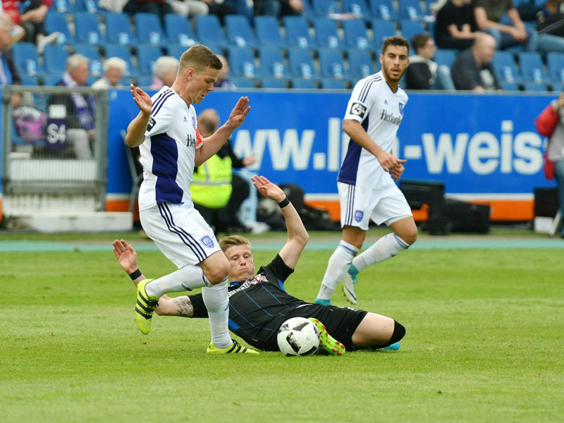 Am Boden: Marcus Piossek (Mitte) und der SC Paderborn steigen in die Regionalliga ab.