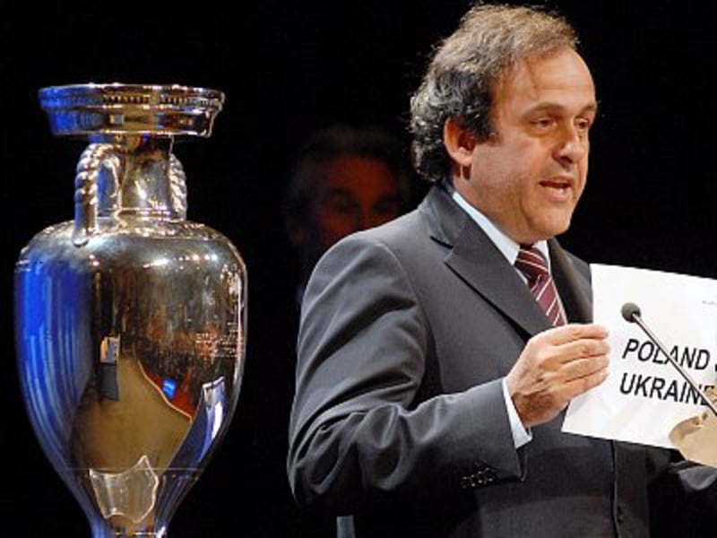 Wird der EM-Pokal 2012 doch nicht in Polen und der Ukraine vergeben? Michel Platini sorgt sich um die Ausrichtung. 