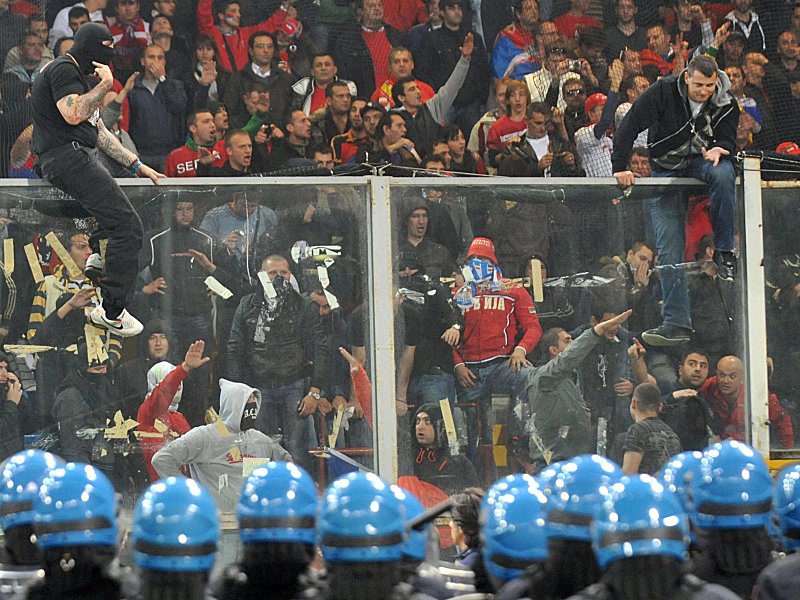 Die Schmach von Genua: Serbische Fans randalieren am Rande des EM-Qualifikationsspiels.