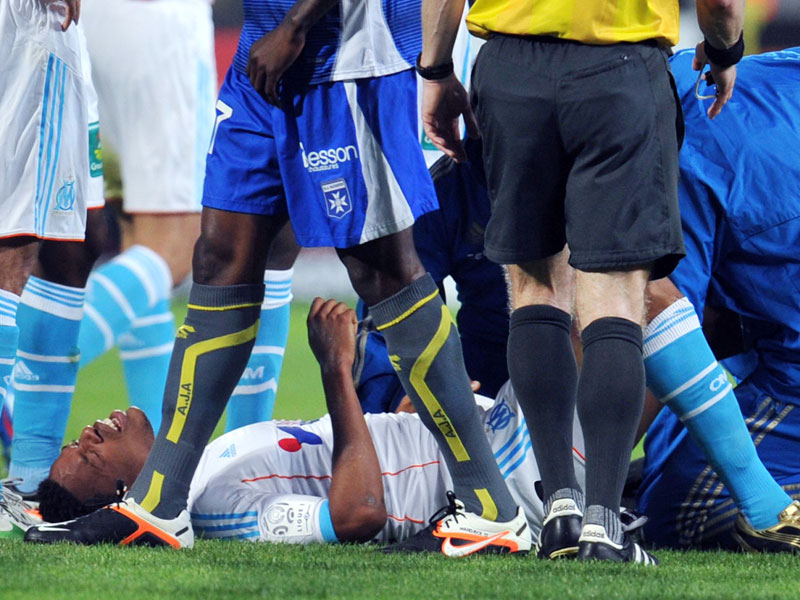 Pech f&#252;r Loic Remy: Die im Ligaspiel gegen Auxerre zugezogene  Verletzung kostet den Olympique-Angreifer die EM.
