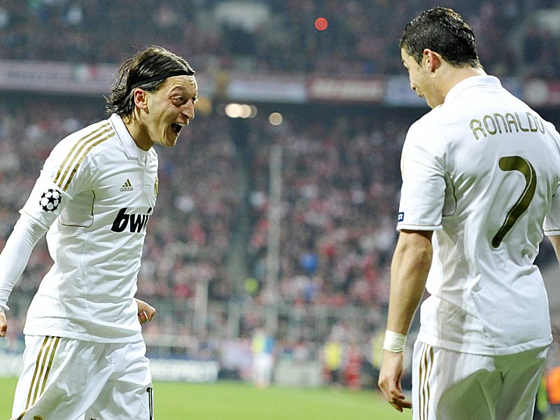 Jubeln bei Real Madrid gemeinsam, sind am Samstag aber Gegner: Mesut &#214;zil und Cristiano Ronaldo.