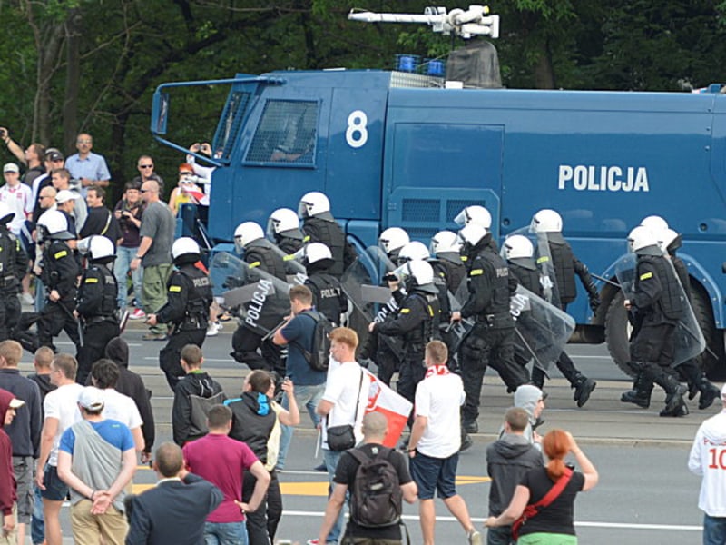 Schl&#228;gereien in Warschau: Die polnische Polizei muss eingreifen.