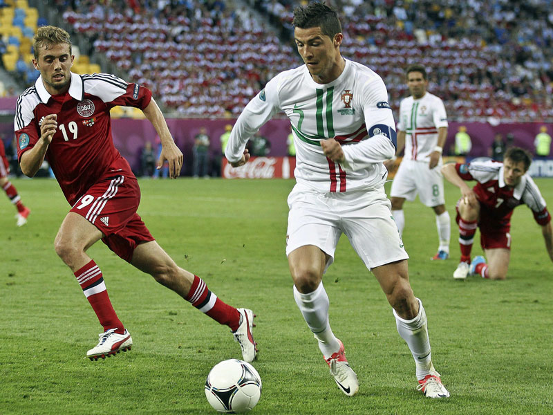 Nahtlos eingef&#252;gt: D&#228;nemarks Jakob Poulsen gegen Portugals Cristiano Ronaldo.
