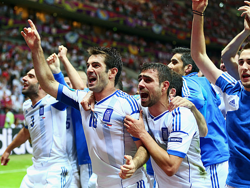 Das griechische Team um Kapit&#228;n Georgios Karagounis feiert den Viertelfinal-Einzug.