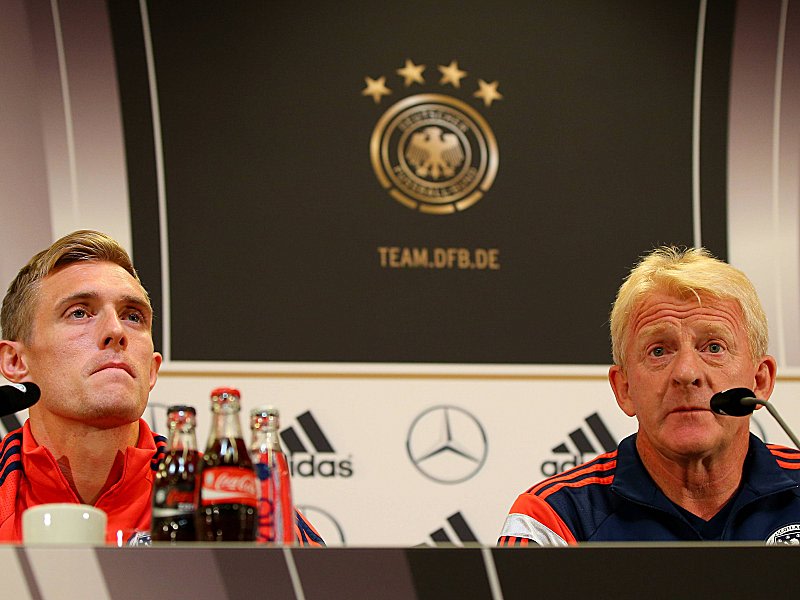 Schottlands Mittelfeldstratege Darren Fletcher und Nationalcoach Gordon Strachan auf der Pressekonferenz in Dortmund.