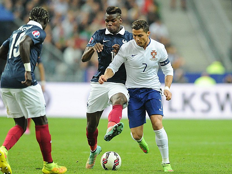 Seine Auswechslung war nur eine Vorsichtsma&#223;nahme: Cristiano Ronaldo, hier im Duell mit Frankreichs Pogba (Mi.).