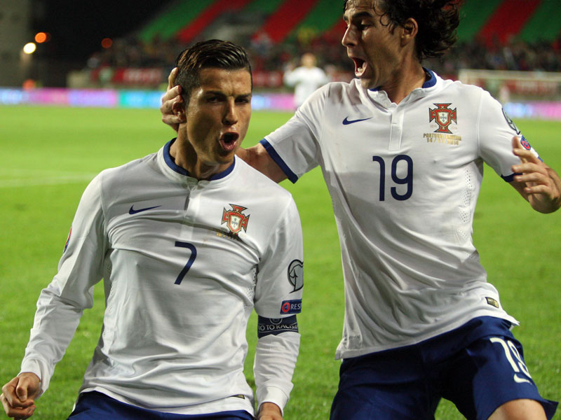 Die Entscheidung zu Gunsten Portugals: Cristiano Ronaldo (li.) feiert mit Tiago sein Tor gegen Armenien.