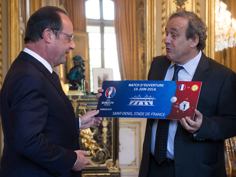 Einer hat seine Karte schon sicher: Michael Platini &#252;berreicht Francois Hollande ein symbolisches Ticket.
