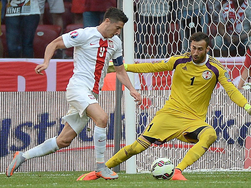Polens Matchwinner Lewandowski gegen Georgiens Keeper Loria.