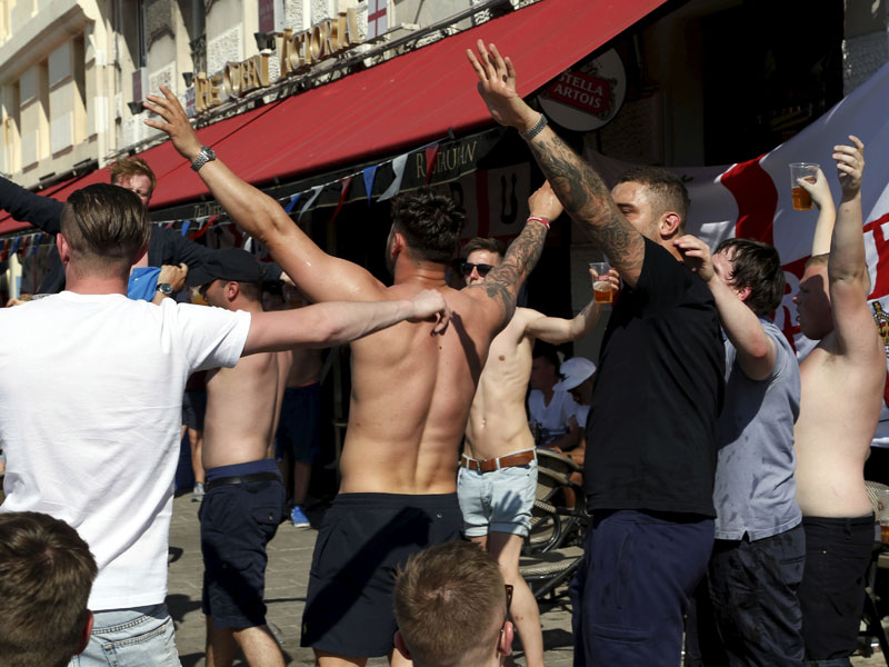 Singend und trinkfreudig pr&#228;sentierten sich die England-Fans in Marseille - manche belie&#223;en es nicht dabei.