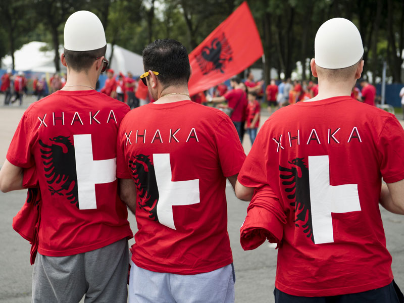 Wollten sich nicht f&#252;r Taulant oder Granit entscheiden: Xhaka-Fans aus der Schweiz und Albanien.