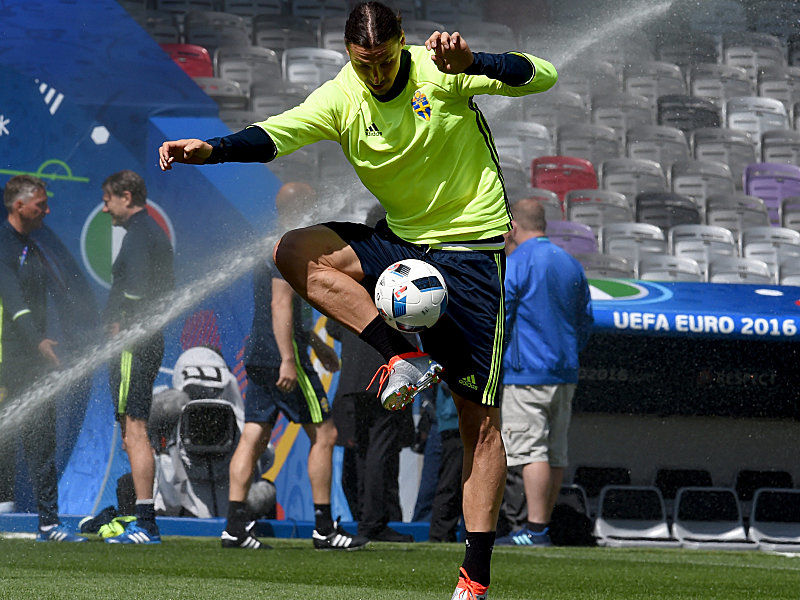 Ab sofort in Adidas-Schuhen am Ball: Schwedens Superstar Zlatan Ibrahimovic.