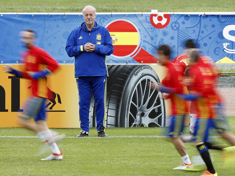Entspannt, aber mit Argusaugen wacht Spaniens Coach Vicente del Bosque &#252;ber die Trainingseinheit seiner Sch&#252;tzlinge.
