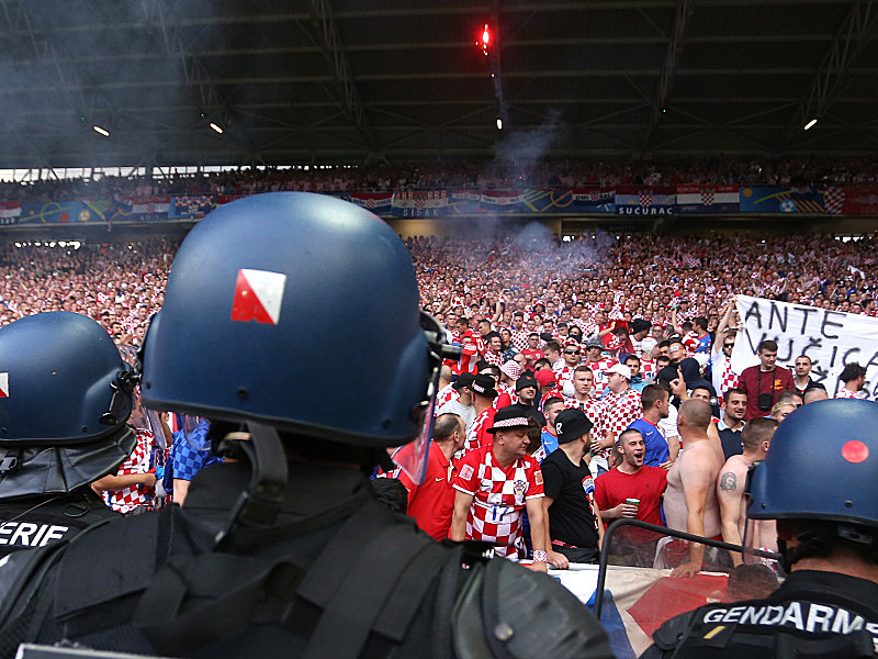 Die kroatische Nationalmannschaft kam trotz der heftigen Ausschreitungen der Anh&#228;nger mit einem milden UEFA-Urteil davon.