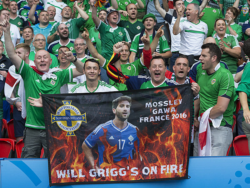 Nordirische Fans mit einem Plakat von &quot;Will Grigg&apos;s on Fire&quot;.