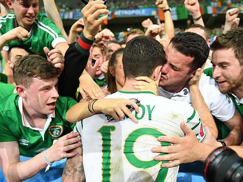 Per Kopfball zum Nationalhelden: Robbie Brady machte Irland gl&#252;cklich.