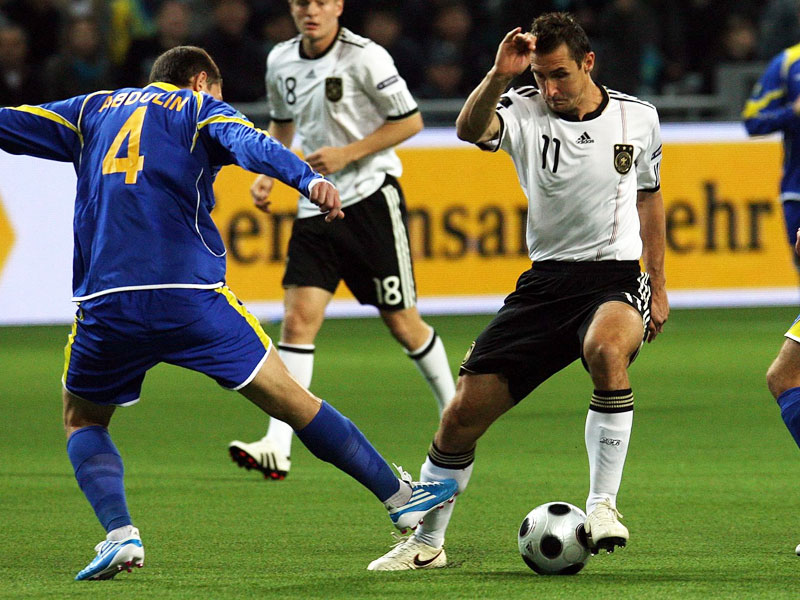 Deutschlands F&#252;hrungstorsch&#252;tze Miroslav Klose tanzt Renat Abdulin aus.