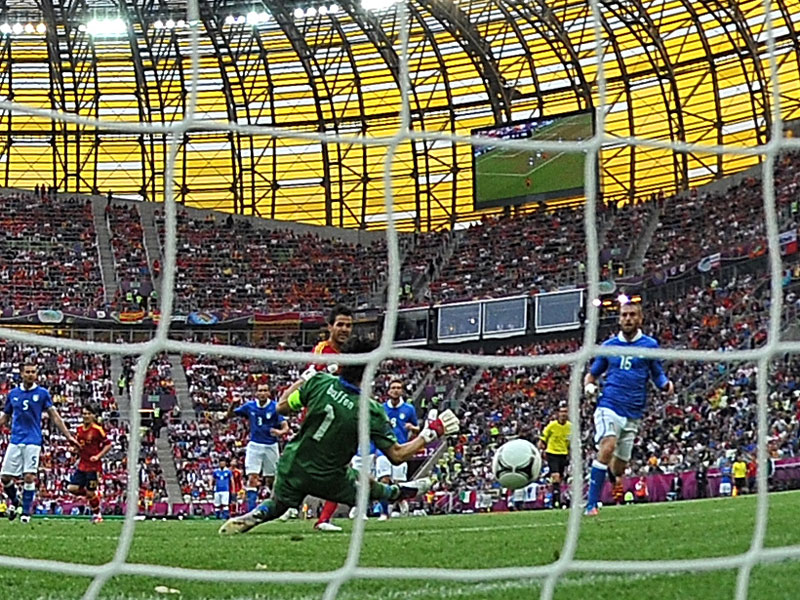 Der Ausgleich: Cesc Fabregas &#252;berwindet Italiens Keeper Gianluigi Buffon.
