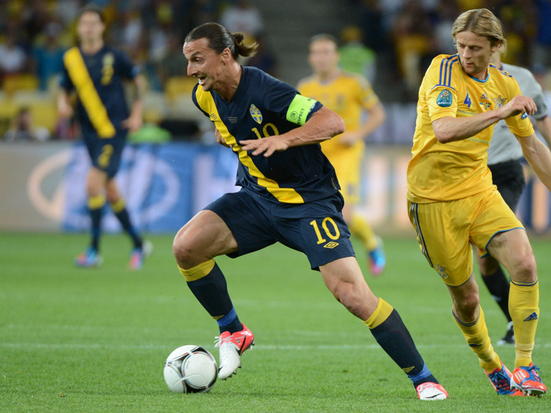 Schwedens Superstar Zlatan Ibrahimovic im Duell mit Ukraines Anatoliy Tymoshchuck.