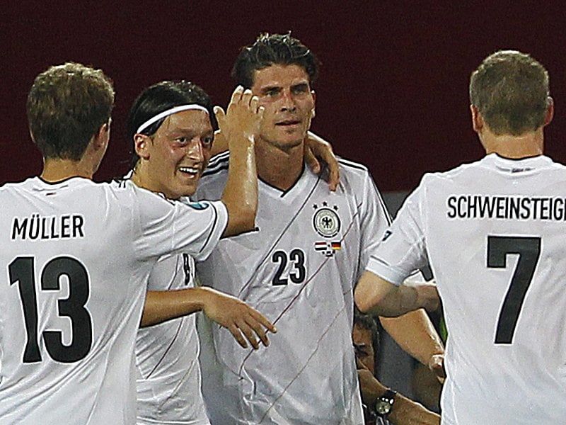 Danke Bastian! Deutschlands Torj&#228;ger Mario Gomez war gegen die Niederlande zweimal erfolgreich. Beide Male assistierte Vereinskollege Schweinsteiger.  