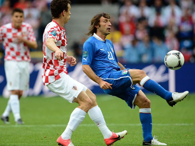 Italiens Stratege und Torsch&#252;tze Andrea Pirlo schirmt den Ball gegen den Kroaten Ivan Perisic ab.
