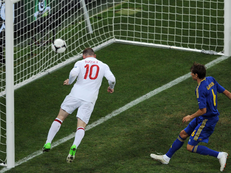 Leichte &#220;bung: Wayne Rooney erzielt per Kopf den entscheidenden Treffer in Donezk.