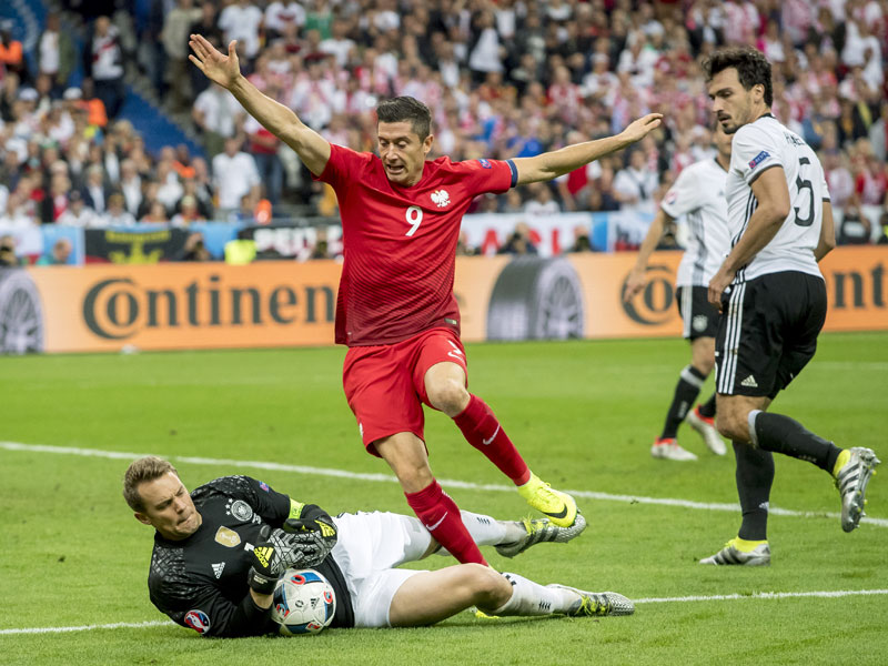 Abgefangen: Manuel Neuer rettet hier gegen Robert Lewandowski (#9) - und hielt dem DFB-Team den Punkt fest.