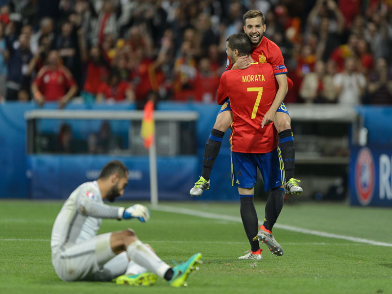 In Feierlaune: Juventus-Star Morata schlug zweimal zu und jubelte mit den Kollegen (hier Jordi Alba) &#252;ber den Achtelfinaleinzug. 