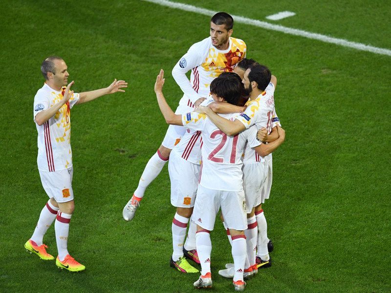 Die Spanier jubeln &#252;ber das 1:0 durch Alvaro Morata. 