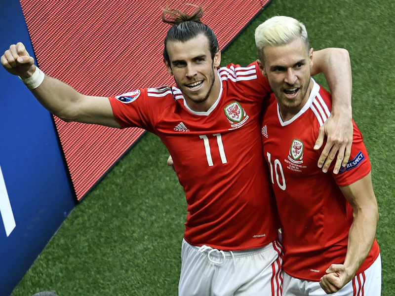 Die Waliser Gareth Bale (li.) und Aaren Ramsey jubeln &#252;ber den Treffer zum 1:0. 
