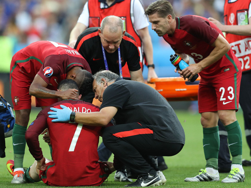 Tragisch: Cristiano Ronaldo, umringt von Betreuern und Teamkollegen, muss fr&#252;h verletzt ausgewechselt werden. 